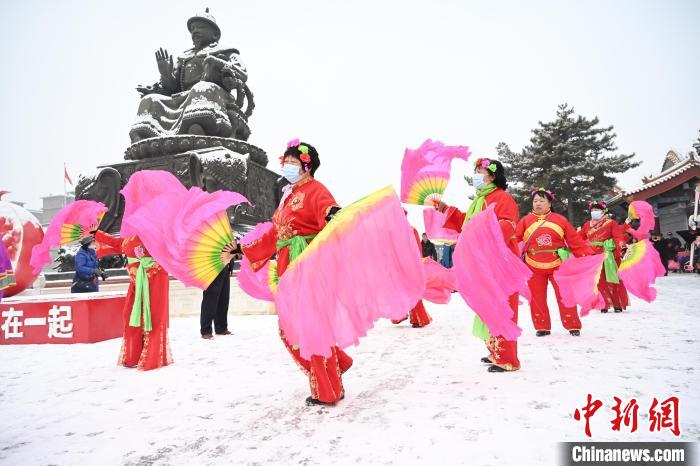 2月13日，秧歌隊在呼和浩特市大召廣場雪中起舞?！⑽娜A 攝