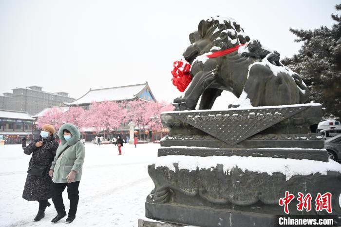 2月13日，民眾在呼和浩特市大召廣場雪中漫步。　劉文華 攝