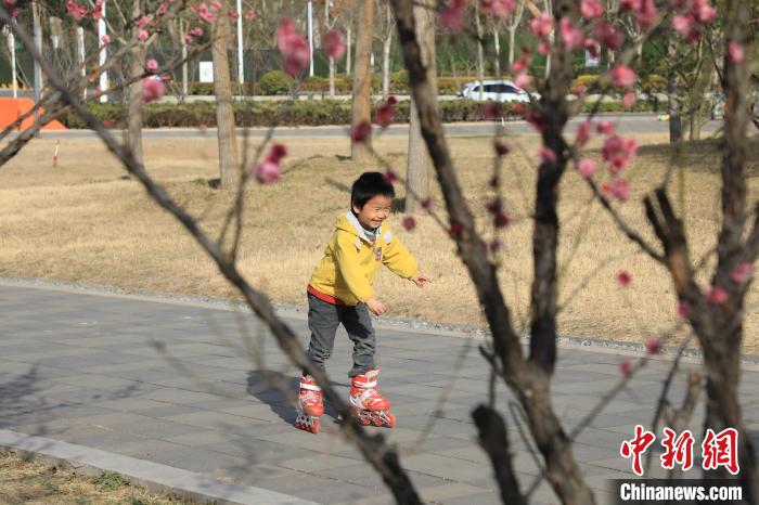 小朋友公園里玩耍?！∴囆?攝