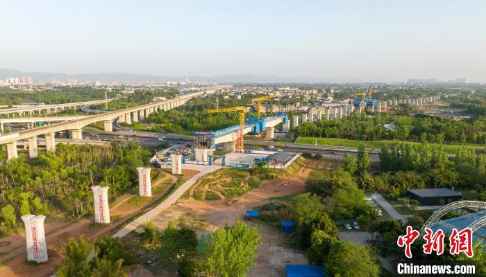 航拍正在建設(shè)的成都至自貢高速鐵路跨成都繞城高速公路連續(xù)梁施工現(xiàn)場?！⒅铱?攝