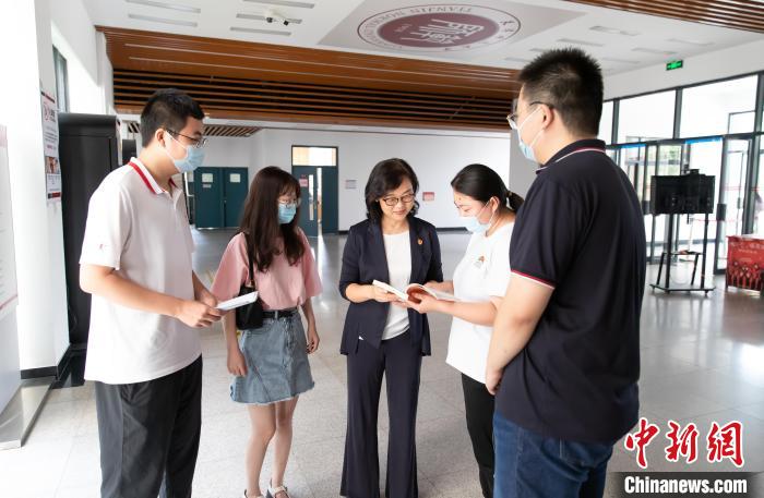 天津師范大學跨文化與世界文學研究院院長、教授郝嵐為同學們解答問題?！⊥踉谟?攝