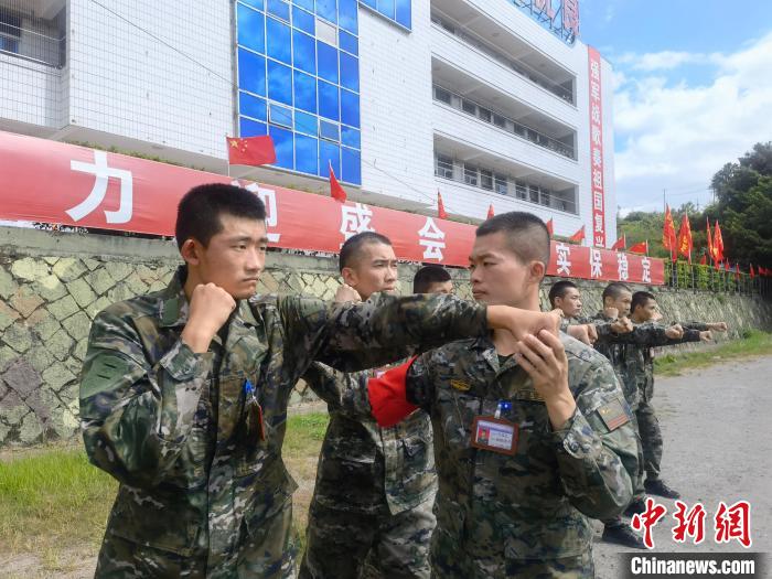 新兵尤云龍(左)不斷向一名合格軍人蛻變?！￡愴?攝