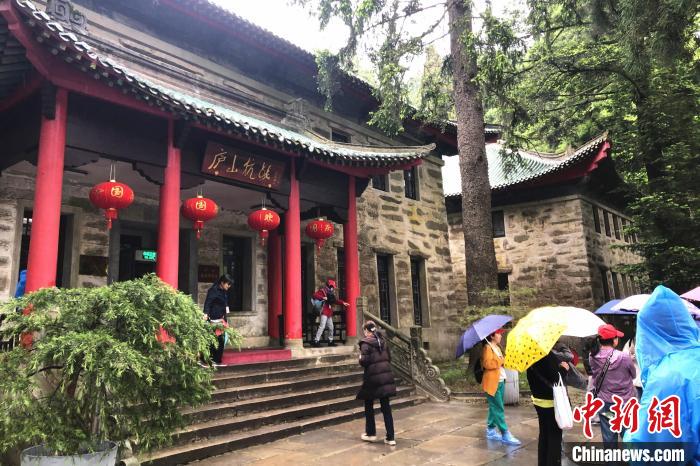 圖為在廬山抗戰(zhàn)博物館外，有不少等待參觀的游客?！蛆i泉 攝