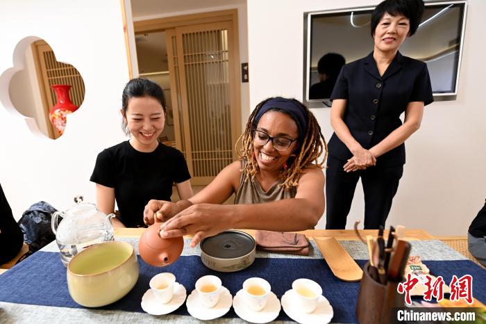 代表團(tuán)成員在漳州古城體驗(yàn)中國(guó)茶文化?！埥鸫?攝