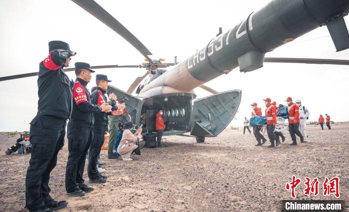 圖為阿拉善邊境管理支隊民警目送航天員登機離開。　曠靖 攝