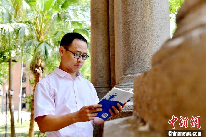 圖為福建師范大學(xué)教育學(xué)院臺灣教師陳昭志正在看書?！蚊?攝