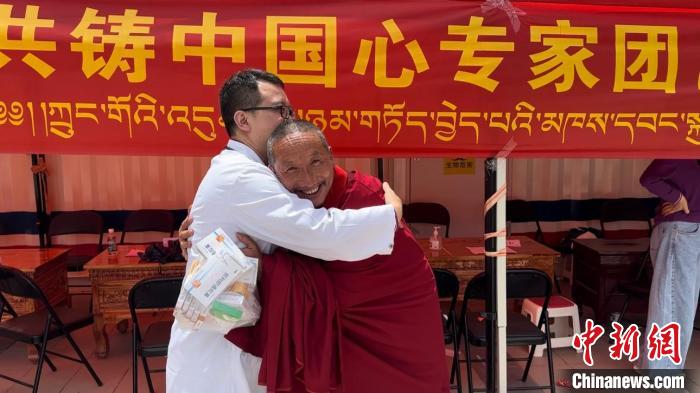 西藏自治區(qū)昌都市左貢縣田妥鎮(zhèn)義診點，一位僧人對北京京煤集團總醫(yī)院呼吸科主任醫(yī)師陳亮表示感謝?！〔苄穹?攝