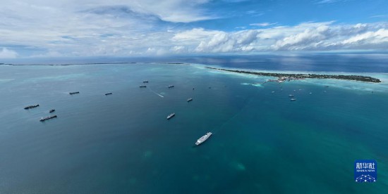 7月22日，中國(guó)海軍“和平方舟”號(hào)醫(yī)院船結(jié)束基里巴斯訪問，駛離塔拉瓦港。新華社發(fā)（桂江波 攝）