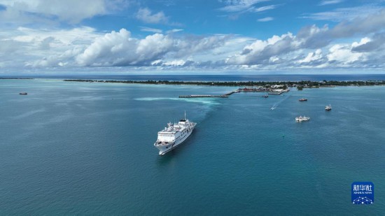 7月22日，中國(guó)海軍“和平方舟”號(hào)醫(yī)院船結(jié)束基里巴斯訪問，駛離塔拉瓦港。新華社發(fā)（桂江波 攝）