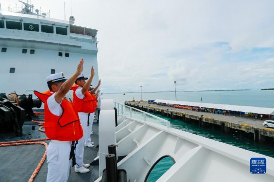 7月22日，中國(guó)海軍“和平方舟”號(hào)醫(yī)院船駛離基里巴斯首都塔拉瓦任務(wù)官兵向送行人群揮手告別。新華社發(fā)（黎宇 攝）