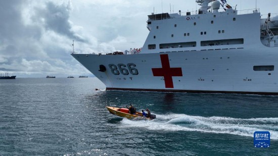 7月22日，中國(guó)海軍“和平方舟”號(hào)醫(yī)院船駛離塔拉瓦港途中，基里巴斯當(dāng)?shù)孛癖婑{船揮手告別。新華社發(fā)（桂江波 攝）