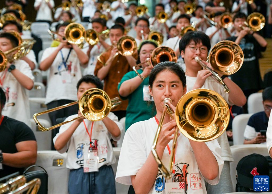 8月1日，在第九屆中國(guó)國(guó)際低音銅管藝術(shù)節(jié)的一場(chǎng)公益大師課上，低音銅管樂器愛好者在練習(xí)長(zhǎng)號(hào)。新華社記者 劉潺 攝