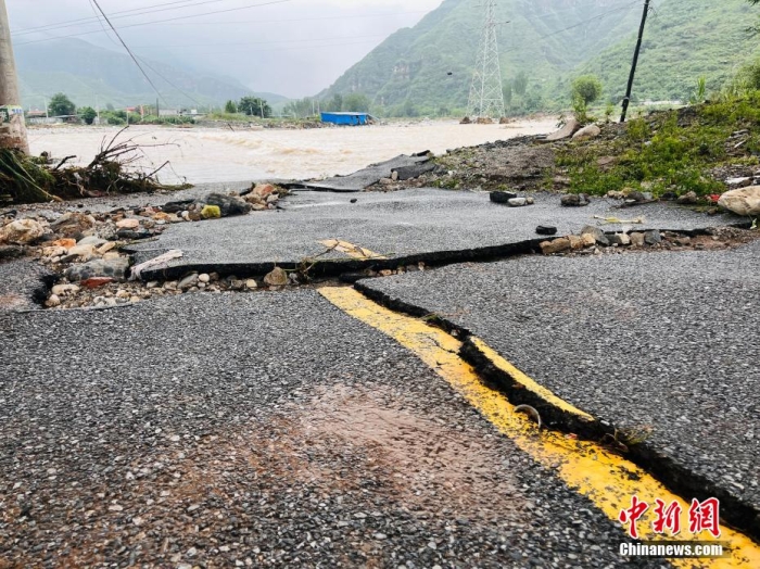 受臺風(fēng)“杜蘇芮”影響，7月29日至8月1日，河北省淶水縣普降暴雨，持續(xù)強降雨和強風(fēng)天氣引發(fā)洪水險情。連日來，當(dāng)?shù)亟M織數(shù)千人搶險救援隊伍，集中力量加快排水、清理路面、救援拋錨車輛、搶修倒伏電線桿等工作。8月1日，方便面、飲用水、火腿腸、面包等首批調(diào)撥救災(zāi)物資送抵救災(zāi)一線，并于當(dāng)天發(fā)放到受災(zāi)群眾手中。目前，淶水縣受損交通、電力、通信等基礎(chǔ)設(shè)施正在加緊搶修，山區(qū)受困人員已分批轉(zhuǎn)移，各項搶險救災(zāi)工作正在有序進行中。圖為淶水縣婁村鎮(zhèn)南安莊村被洪水沖毀的路面。(文/呂子豪 楊猛)李金璐 攝