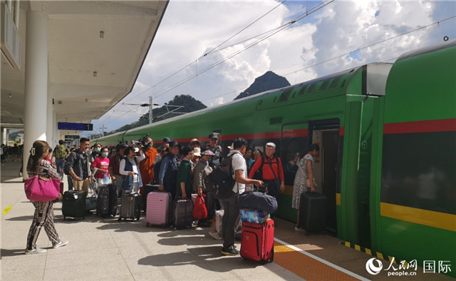 乘坐中老鐵路國(guó)際旅客列車(chē)的旅客在老撾瑯勃拉邦站排隊(duì)上車(chē)。人民網(wǎng)記者 杜明明攝