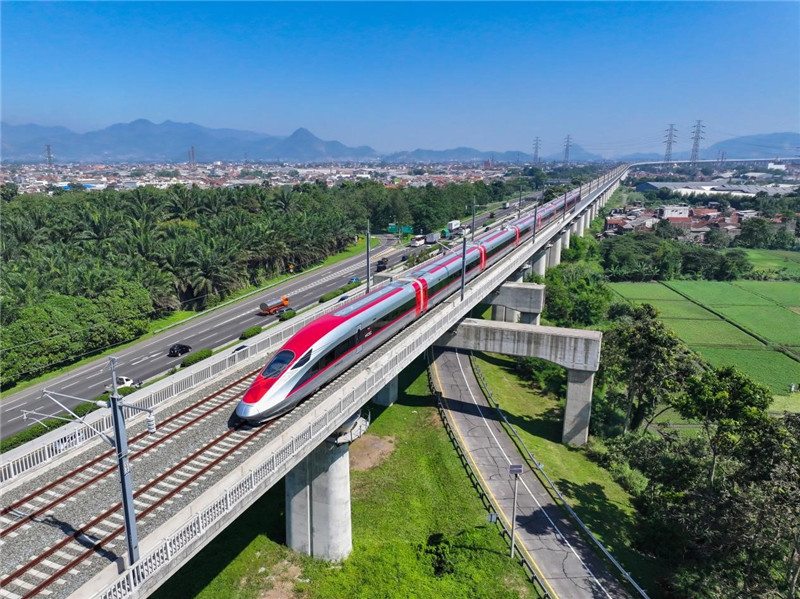 奔馳在雅萬高鐵上的動(dòng)車組。中車青島四方機(jī)車車輛股份有限公司供圖