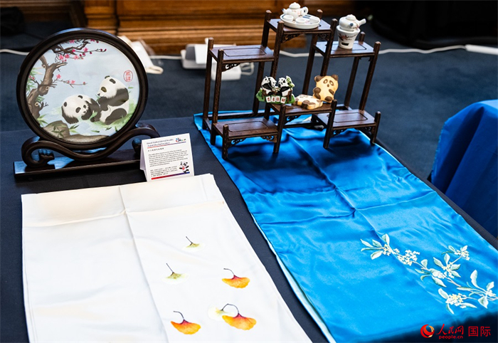 活動現(xiàn)場的現(xiàn)場文創(chuàng)展、互動體驗區(qū)、非遺區(qū)展示。人民網(wǎng) 郭錦標(biāo)攝