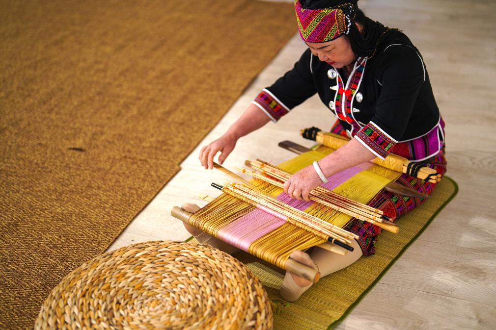 4月17日，黎族傳統(tǒng)紡染織繡技藝國家級代表性傳承人劉香蘭在2023年意大利米蘭設(shè)計(jì)周上展示黎錦織造技藝。新華社發(fā)