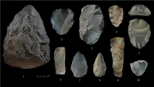 石制品 1.手斧 2、4、5.勒瓦婁哇石核（循環(huán)剝片法、優(yōu)先剝片法）3.勒瓦婁哇石葉石核 6.勒瓦婁哇石葉 7、8.勒瓦婁哇尖狀器 9.石葉 10.錐形石葉石核。中肯聯(lián)合考古隊(duì)供圖