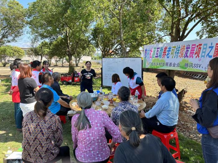 10月23日，廣東韶關(guān)農(nóng)村的互助養(yǎng)老探索，結(jié)合仁化縣董塘鎮(zhèn)新龍村的重陽(yáng)節(jié)活動(dòng)，將村支書(shū)、婦女主任、項(xiàng)目管理人員、新龍村助老員、村民志愿者、健康熱心的老人聚集在一起。 受訪者供圖