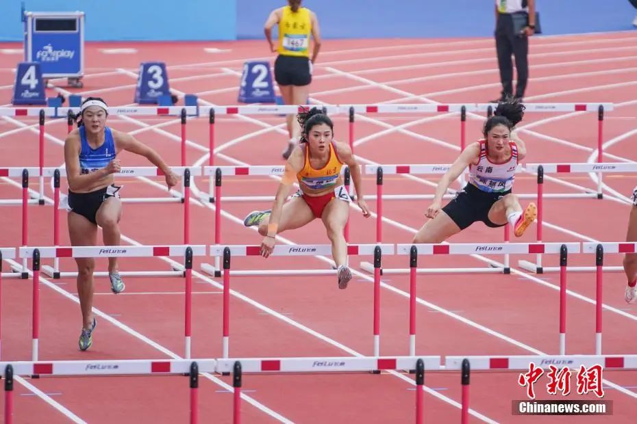 第一屆全國學(xué)生(青年)運動會田徑女子大學(xué)乙組100米欄決賽中，吳艷妮輕松奪冠。圖為吳艷妮在比賽中。陳冠言 攝