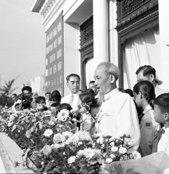 1960年5月13日，河內(nèi)市八萬(wàn)市民舉行盛大集會(huì)，歡迎周恩來(lái)總理。圖為胡志明主席、周恩來(lái)總理在大會(huì)主席臺(tái)上。