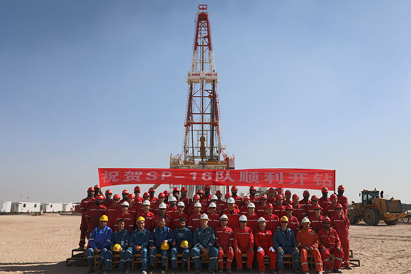 12月25日，中石化國工科威特分公司SINOPEC-16隊在科威特北部油區(qū)順利開鉆。中石化供圖