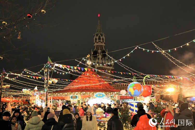 位于莫斯科紅場中央的“古姆”新年集市。人民網(wǎng)記者 隋鑫攝