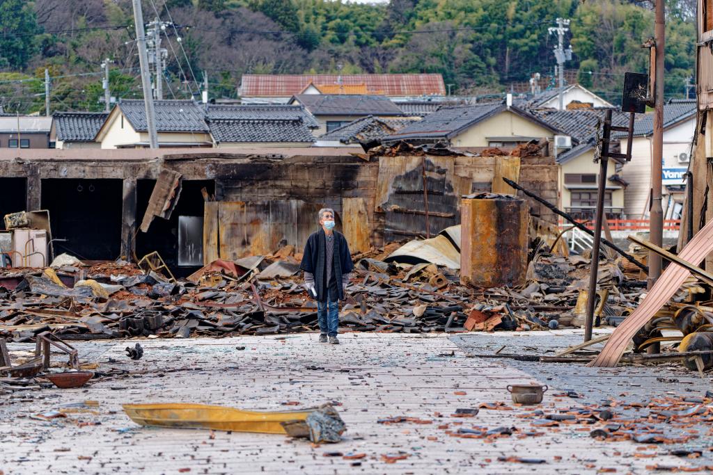 1月4日，一名市民查看日本石川縣輪島市“輪島早市”廢墟。新華社記者張笑宇攝