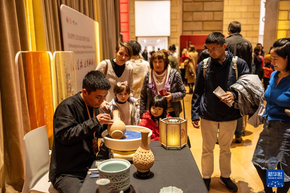 2月11日，參觀者在美國費城藝術(shù)博物館舉行的龍年迎新春活動上觀看瓷器制作。新華社發(fā)（周煥新攝）