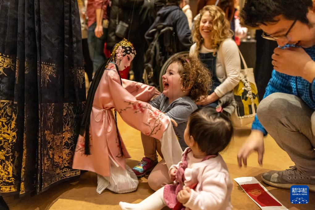 2月11日，孩子們在美國費城藝術(shù)博物館舉行的龍年迎新春活動上體驗?zāi)九紤?。新華社發(fā)（周煥新攝）