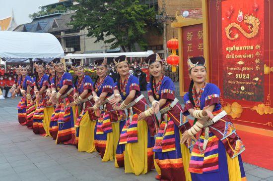 2月10日，演員在泰國(guó)曼谷唐人街舉行的“歡樂(lè)春節(jié)”活動(dòng)上跳舞。當(dāng)日，泰國(guó)“歡樂(lè)春節(jié)”文化活動(dòng)在曼谷唐人街舉辦。（新華社發(fā)，拉亨攝）