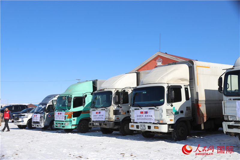 6.3月18日，滿(mǎn)載賑災(zāi)物資卡車(chē)在中央省額爾登縣整裝待發(fā)。人民網(wǎng)記者 霍文攝