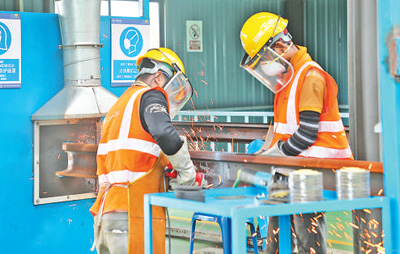 中企承建的馬東鐵項目創(chuàng)造就業(yè)機(jī)會超過1.8萬個，合作的當(dāng)?shù)仄髽I(yè)超過1900家——為促進(jìn)馬來西亞東西海岸互聯(lián)互通貢獻(xiàn)力量（共建“一帶一路”第一現(xiàn)場）