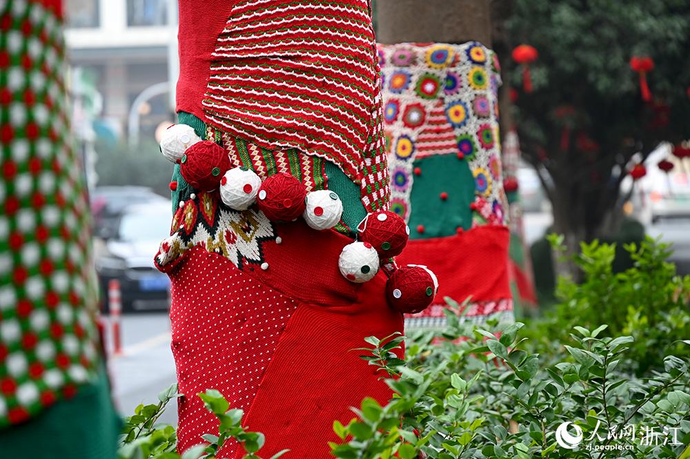 杭州市拱墅區(qū)獅虎橋路上的行道樹“穿”上了新裝。人民網(wǎng) 葉賓得攝