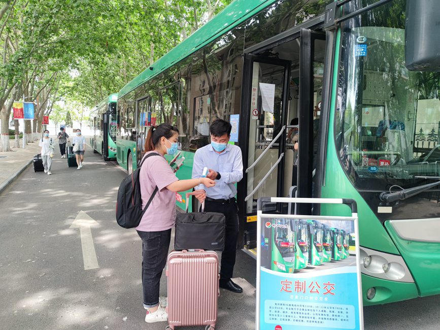 公交車從校園宿舍樓下出發(fā)，直達(dá)鄭州火車站和鄭州東站。崔晨攝