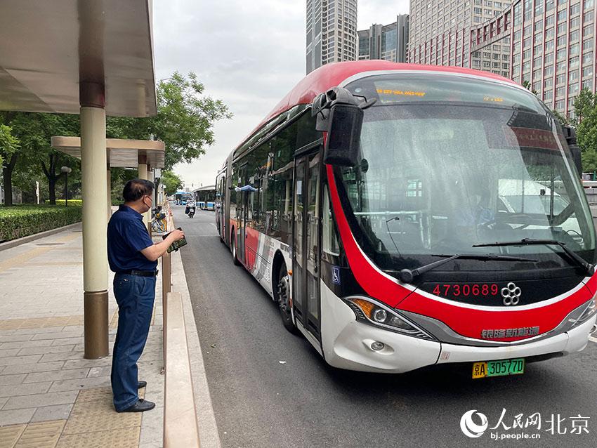 北京1路公交車駛進八王墳西站，此前各路公交經(jīng)過該站時均甩站通過，今起該站回復正常上下客。人民網(wǎng) 尹星云攝