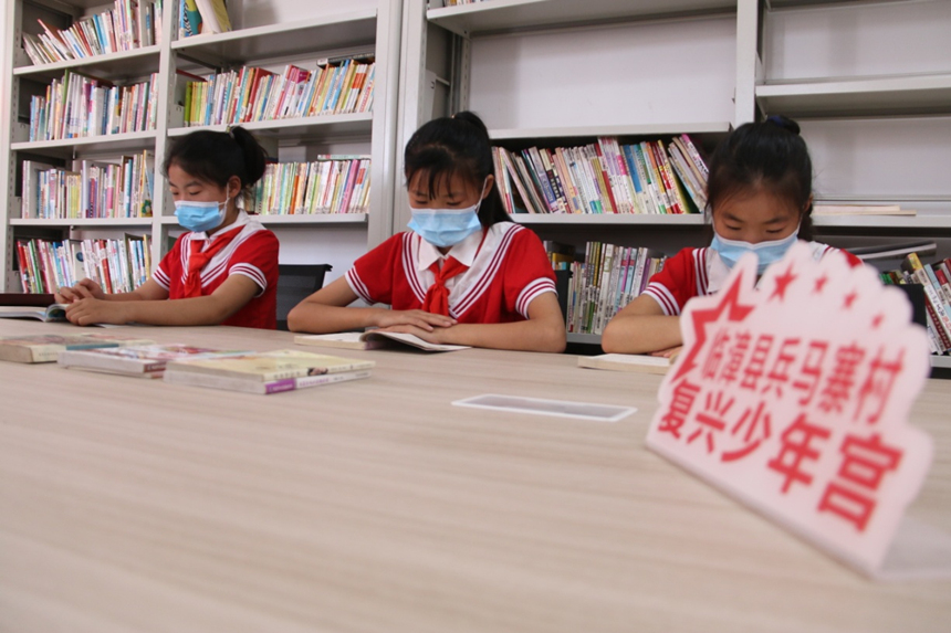 河北省臨漳縣柏鶴集鄉(xiāng)兵馬寨村復(fù)興少年宮，孩子們?cè)陂営[室讀書(shū)。 申志好攝