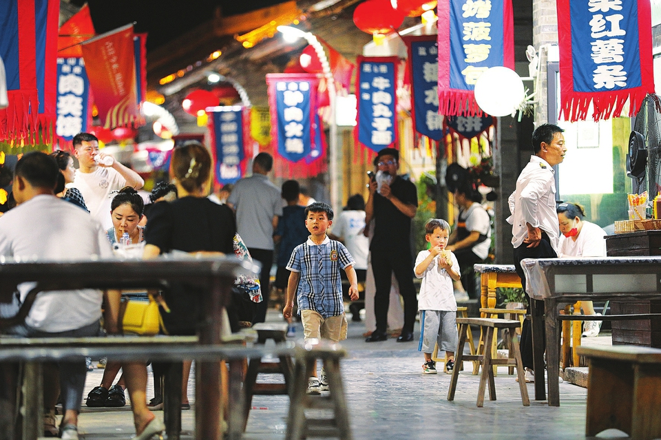  6月17日晚，游客在運(yùn)城市鹽湖區(qū)嵐山根運(yùn)城印象景區(qū)內(nèi)游玩。連日來，運(yùn)城市通過發(fā)放消費(fèi)券，培育夜購、夜味、夜宿、夜玩、夜賞的消費(fèi)形態(tài)，迅速推動(dòng)消費(fèi)企穩(wěn)回暖，為經(jīng)濟(jì)發(fā)展注入強(qiáng)勁動(dòng)力。 金玉敏攝