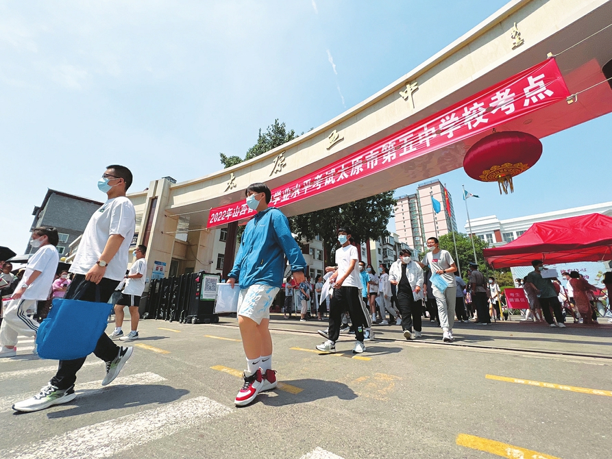 六月二十日，中考太原五中考點，完成首門考試的考生滿懷信心走出考場。記者李兆民攝