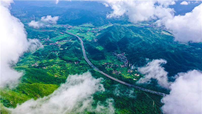 湖南省常寧市廟前鎮(zhèn)泉井村，云霧繚繞，青山蒼翠，公路蜿蜒，秀美如畫。周秀魚春攝