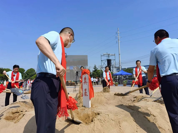 作為今年荷花節(jié)“開場(chǎng)秀”，理士新能源智造園區(qū)項(xiàng)目正式開工。人民網(wǎng) 馬曉波攝