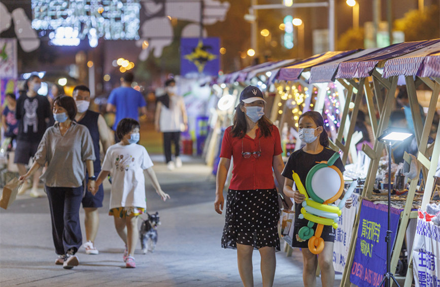 青年無限宇宙潮動市集匯聚眾多文創(chuàng)產(chǎn)品，豐富市民夜生活。王英浩攝