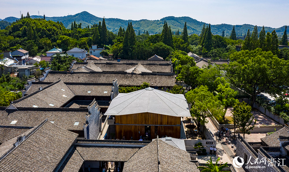 7月23日，空中俯瞰位于寧波市江北區(qū)慈城鎮(zhèn)的抱珠樓。人民網(wǎng) 章勇濤攝