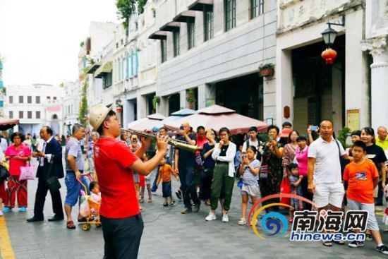 ?？隍T樓老街的街頭表演。海口市旅文局供圖