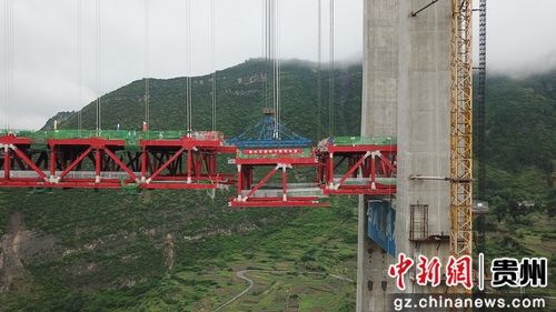 5月30日，貴州習(xí)水，世界山區(qū)峽谷第一高塔懸索橋——赤水河大橋最后一節(jié)鋼桁梁正在拼裝。赤水