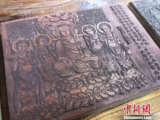 圖為創(chuàng)作的敦煌壁畫題材的雕刻作品?！⌒煅?攝