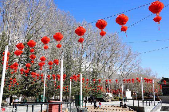 2月10日，古城拉薩宗角祿康公園紅彤彤的燈籠高掛，洋溢著濃郁的節(jié)日喜慶氛圍。