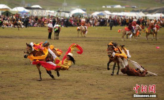 8月4日，四川理塘“八一”賽馬場(chǎng)上演一場(chǎng)精彩的馬術(shù)競(jìng)技比賽，引來上萬民眾和游客觀賽。圖為牧民騎手進(jìn)行五彩凌空競(jìng)技。 中新社記者 劉忠俊 攝