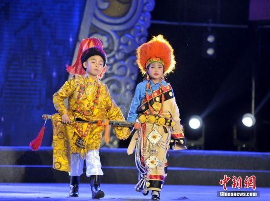 8月3日晚，四川理塘縣一群藏族小帥哥和小美女帶來(lái)了一場(chǎng)精彩的藏族服飾秀，小朋友們穿著漂亮的藏裝現(xiàn)場(chǎng)刮起了“最炫民族風(fēng)”，引臺(tái)下觀眾掌聲、喝彩聲不斷。 劉忠俊 攝