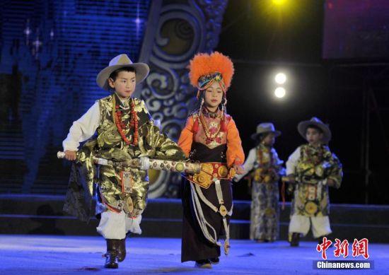 8月3日晚，四川理塘縣一群藏族小帥哥和小美女帶來(lái)了一場(chǎng)精彩的藏族服飾秀，小朋友們穿著漂亮的藏裝現(xiàn)場(chǎng)刮起了“最炫民族風(fēng)”，引臺(tái)下觀眾掌聲、喝彩聲不斷。 劉忠俊 攝